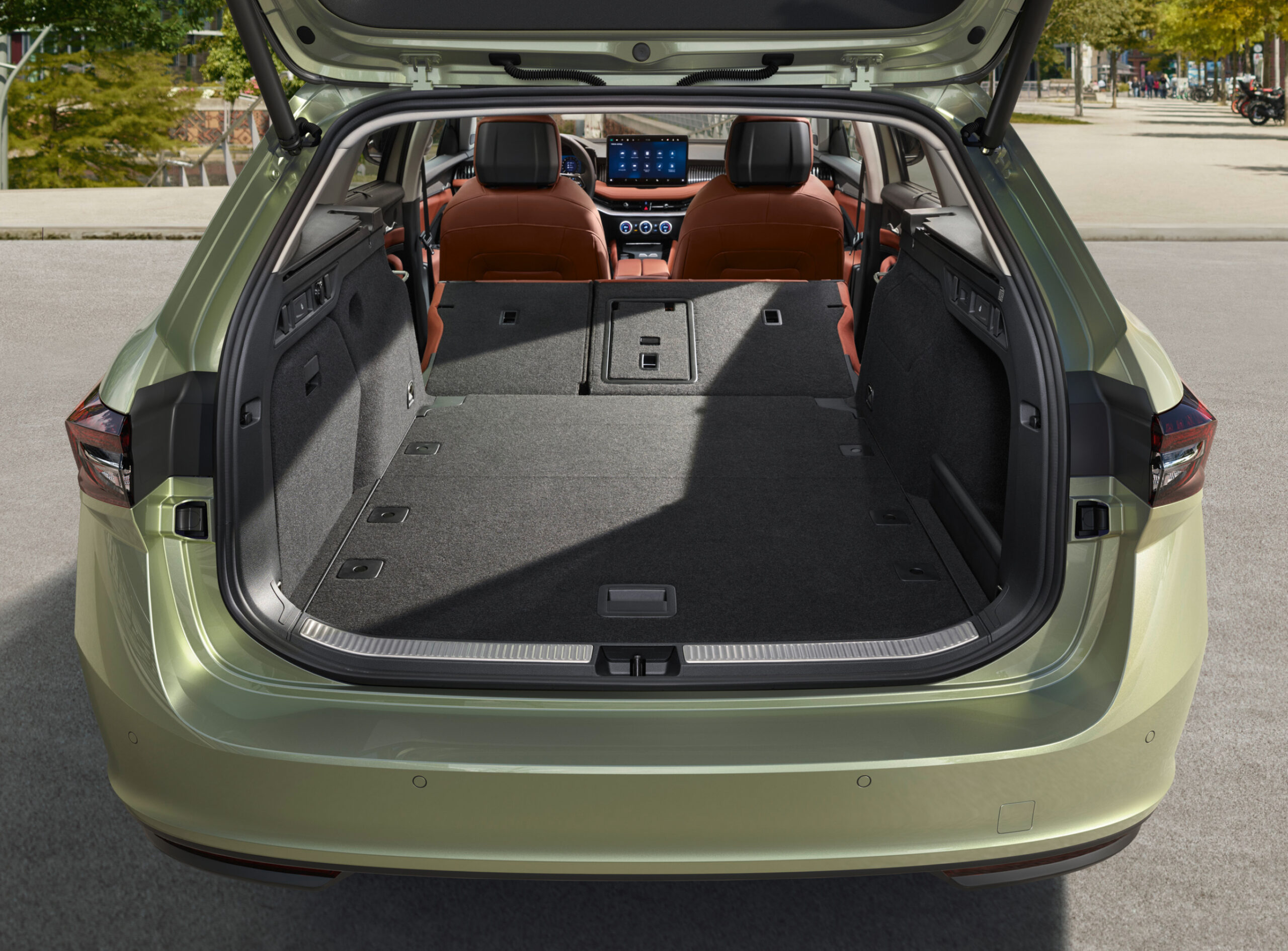 Auf dem Bild ist der Kofferraum eines Skoda Superb zu sehen