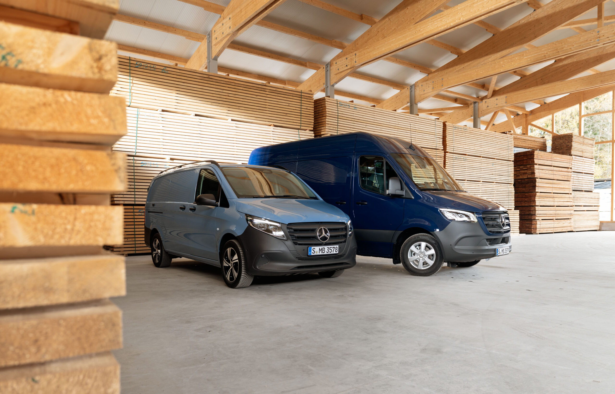 Auf dem Bild ist ein Sprinter und ein Transporter in einer Holzhalle zu sehen